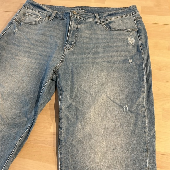Time and Tru Cropped Boyfriend Mid Rise Jeans 16 - Picture 10 of 14